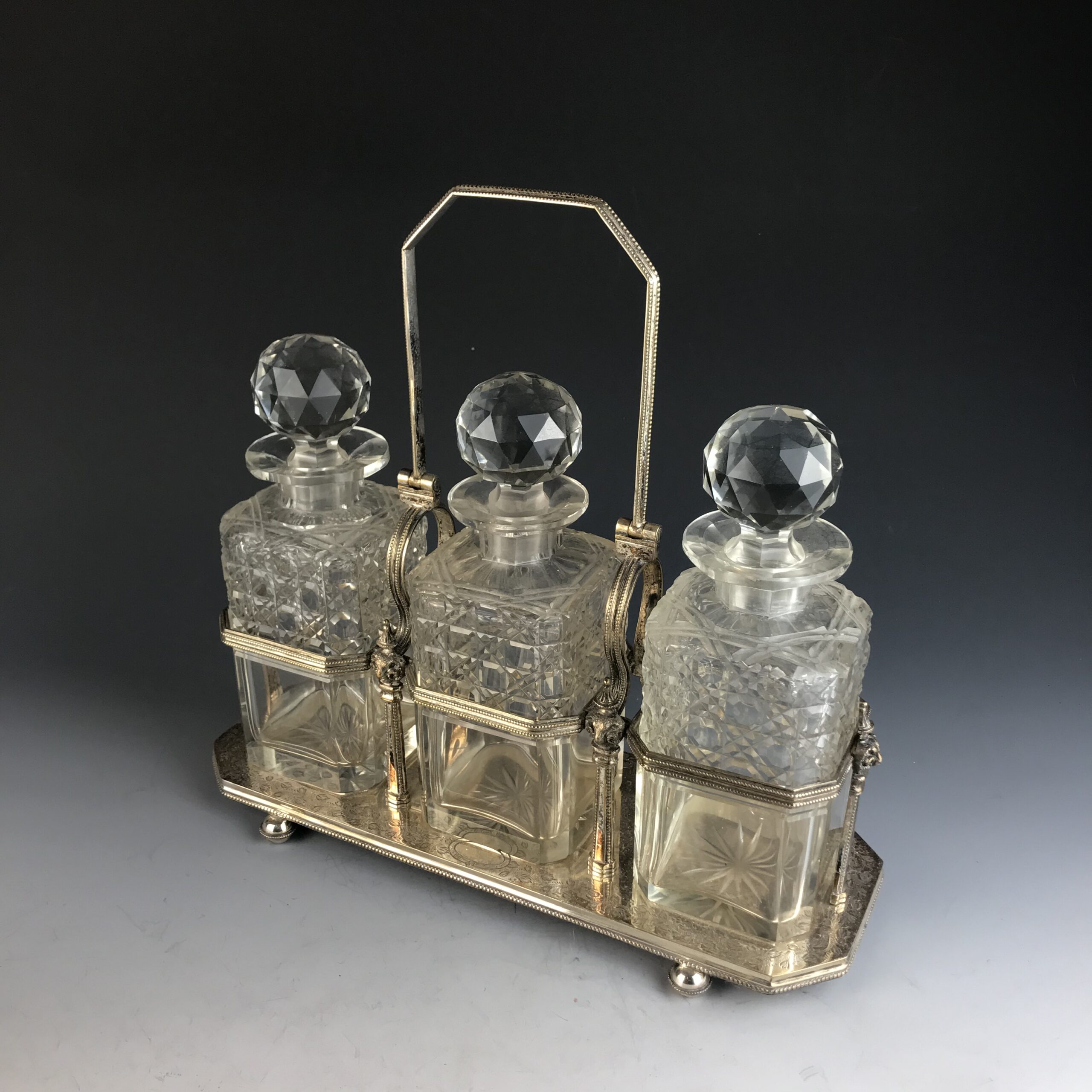 „Tantalos“ für drei Karaffen, England, um 1900