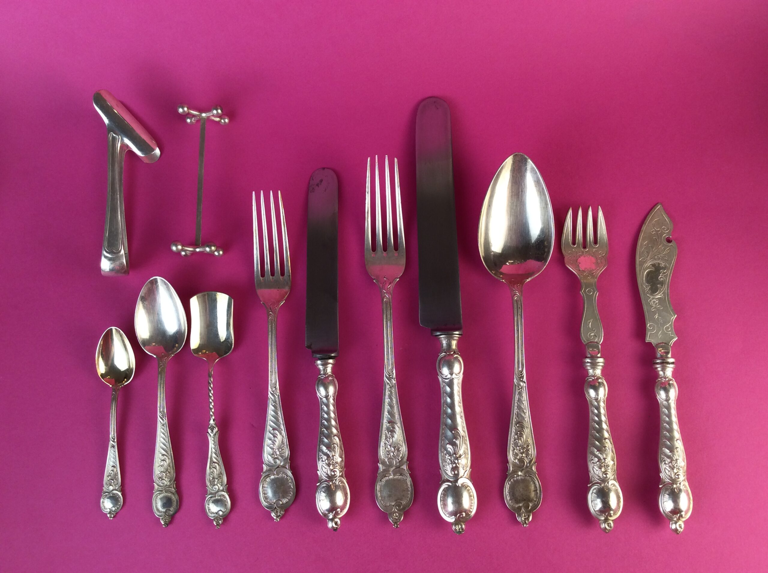 171 teiliges, versilbertes Besteck "Rokoko" für 12 Personen, Fa. A.Köhler (WMF), Wien, um 1880 – Bild 2