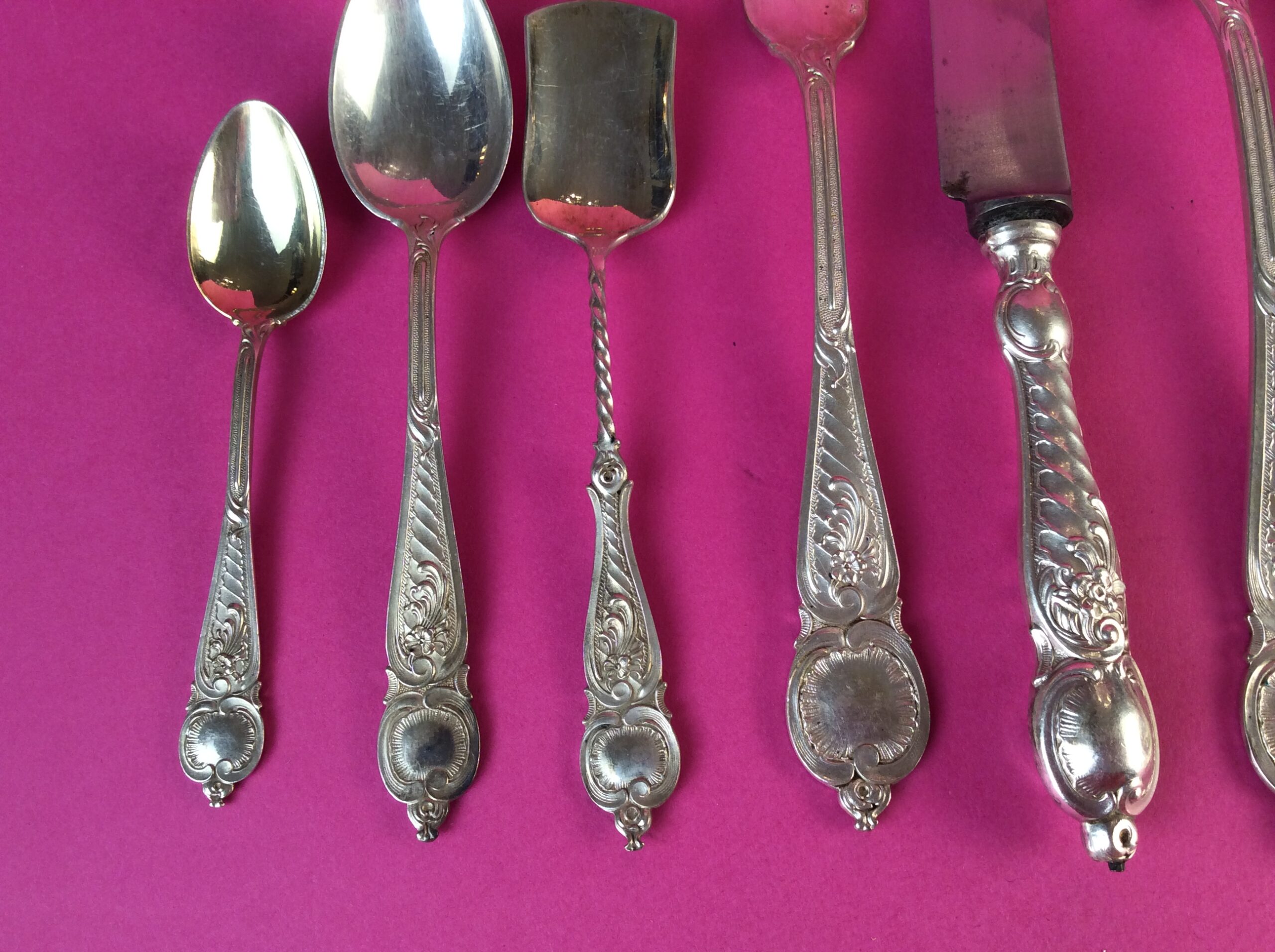 171 teiliges, versilbertes Besteck "Rokoko" für 12 Personen, Fa. A.Köhler (WMF), Wien, um 1880 – Bild 9