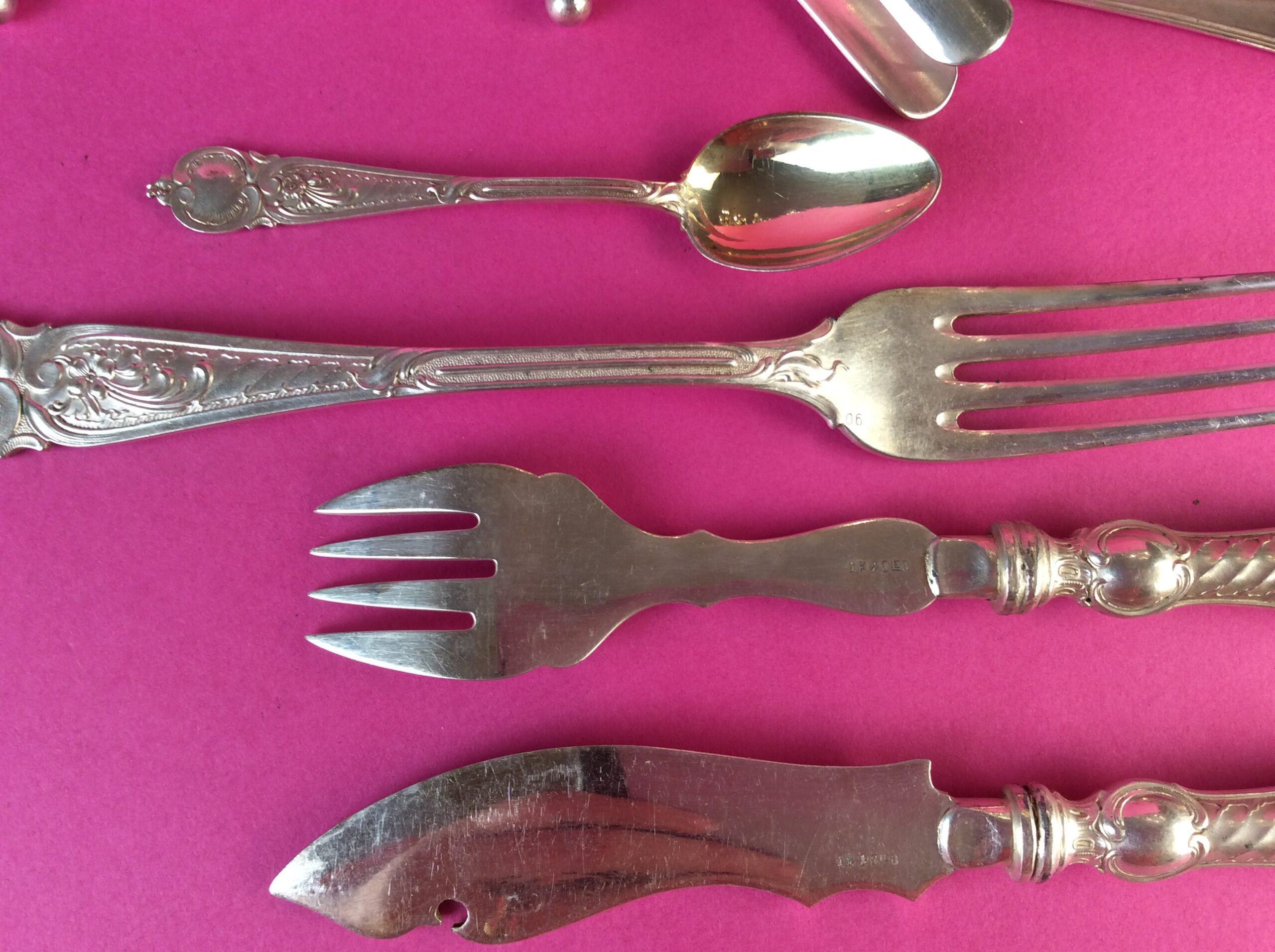 171 teiliges, versilbertes Besteck "Rokoko" für 12 Personen, Fa. A.Köhler (WMF), Wien, um 1880 – Bild 10