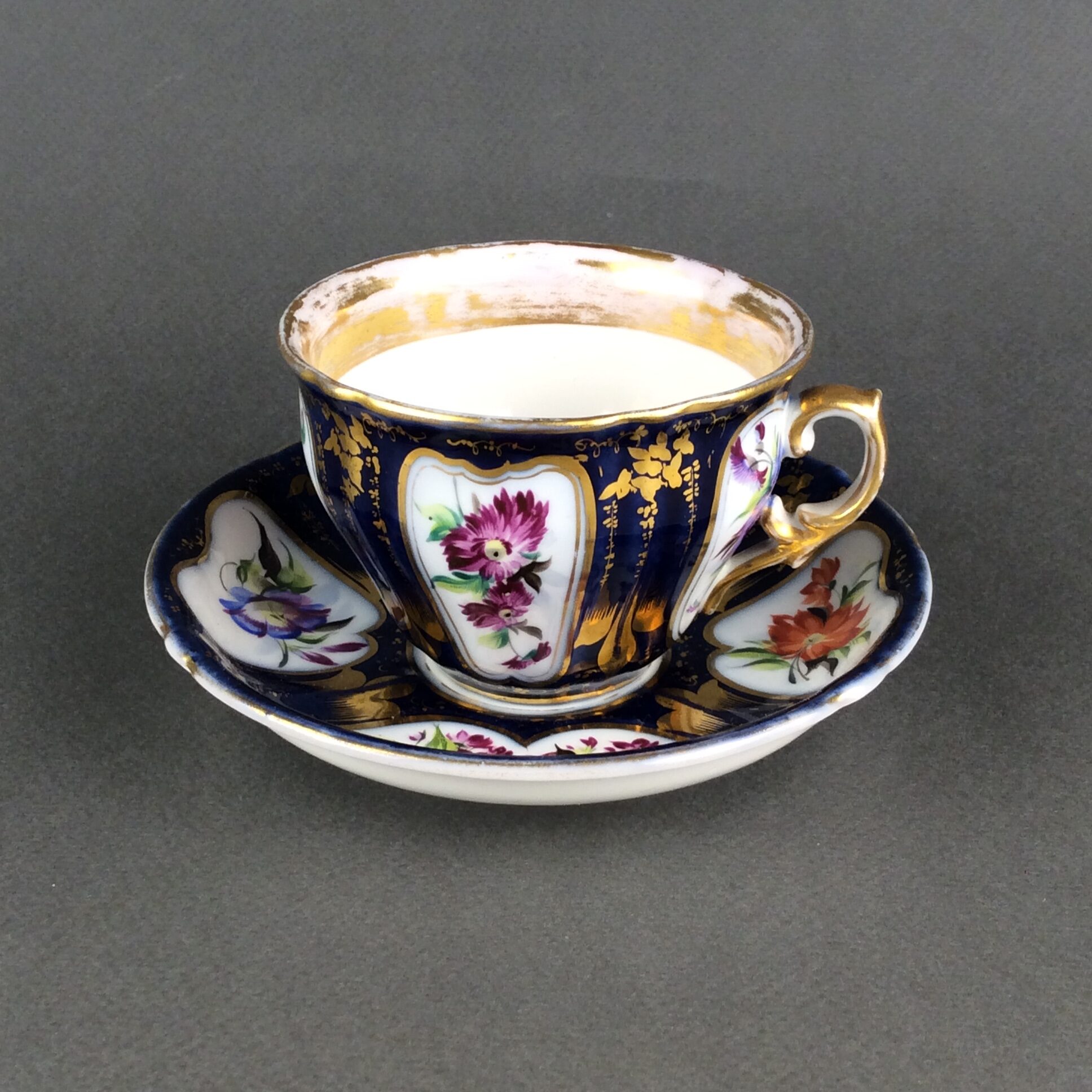 Kobaltblaue Biedermeier Sammeltasse, Fa. Pirkenhammer, Böhmen, um 1850 – Bild 2