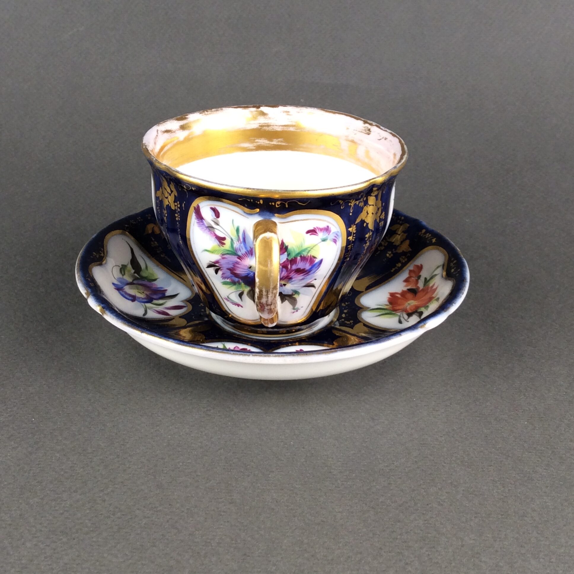 Kobaltblaue Biedermeier Sammeltasse, Fa. Pirkenhammer, Böhmen, um 1850 – Bild 3