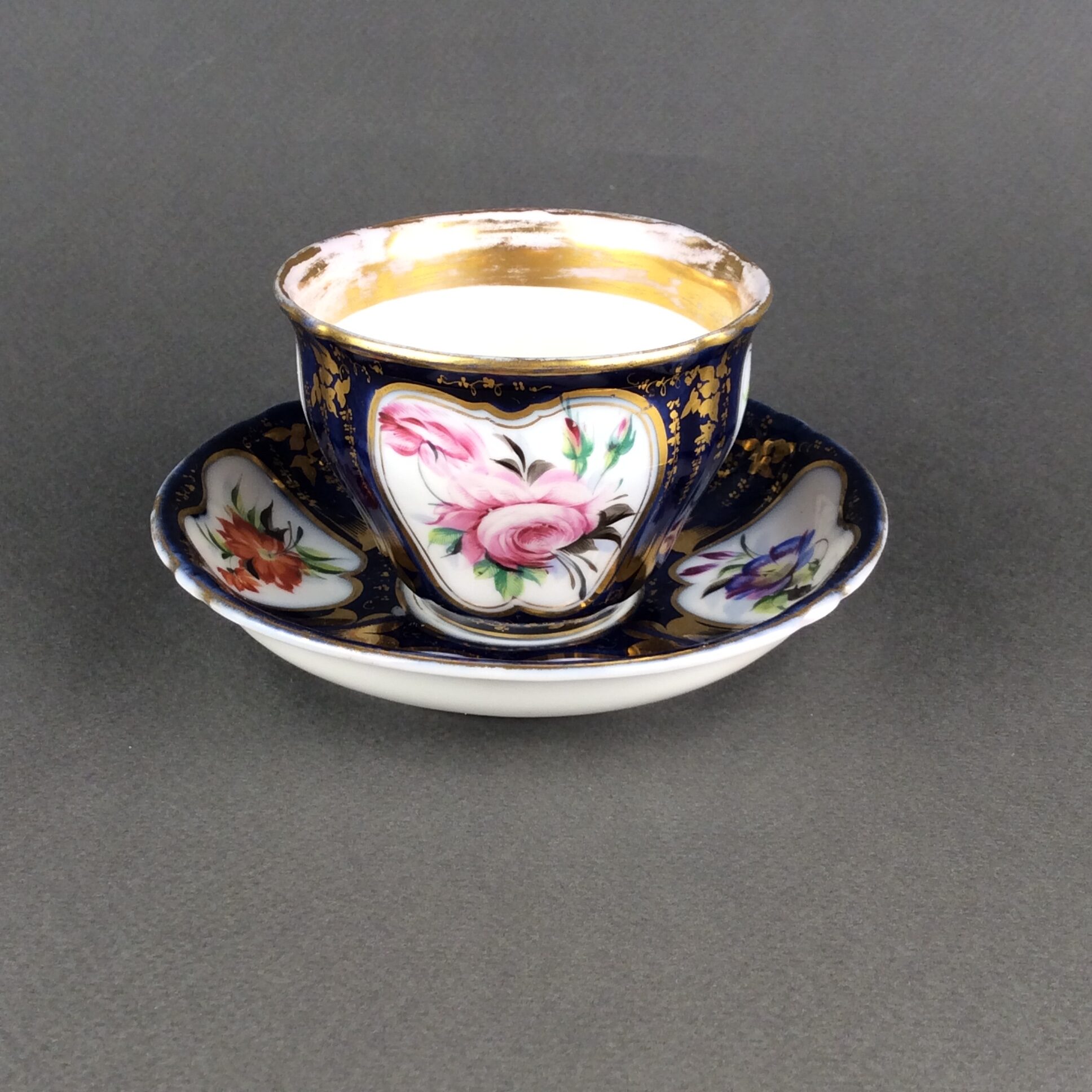 Kobaltblaue Biedermeier Sammeltasse, Fa. Pirkenhammer, Böhmen, um 1850 – Bild 5