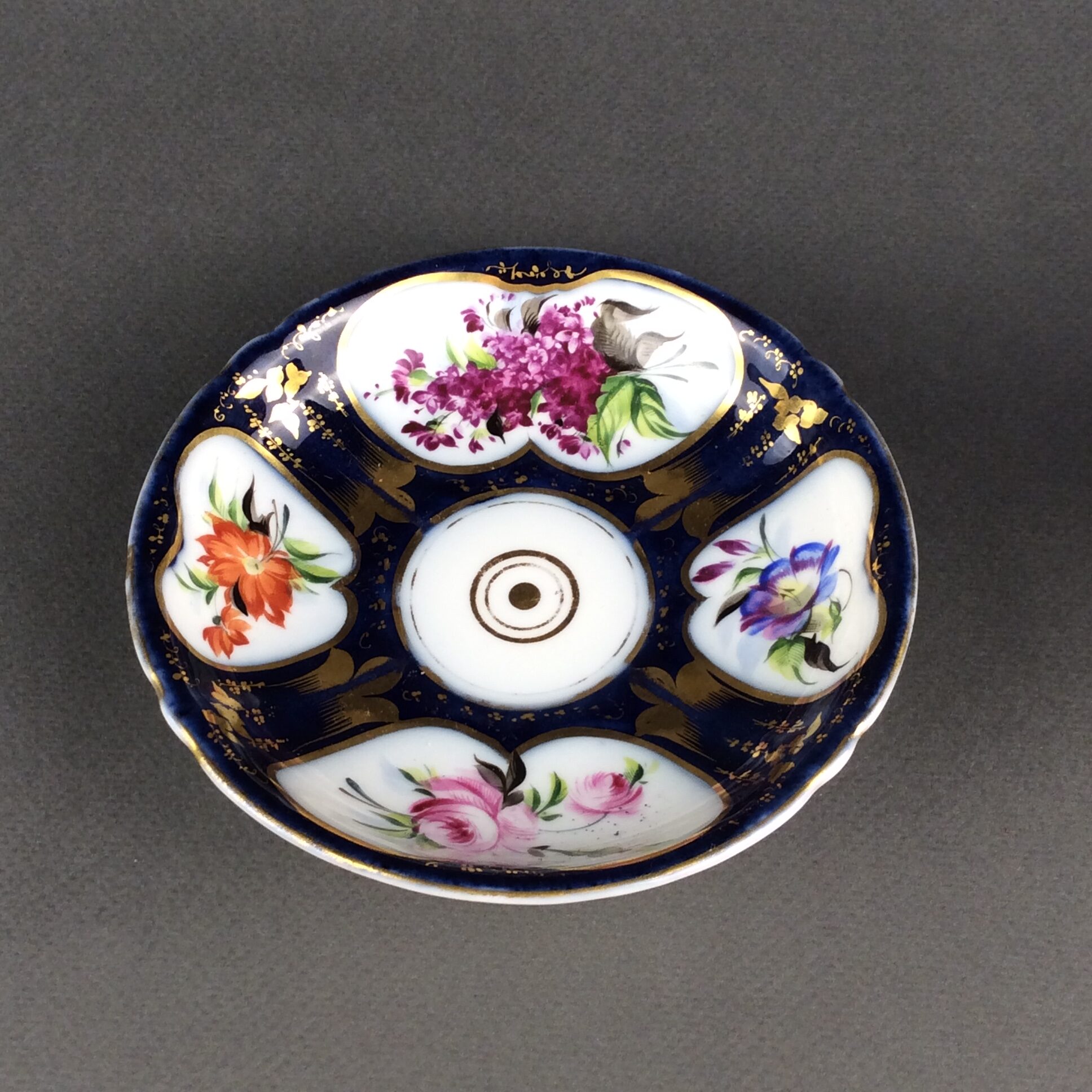Kobaltblaue Biedermeier Sammeltasse, Fa. Pirkenhammer, Böhmen, um 1850 – Bild 7