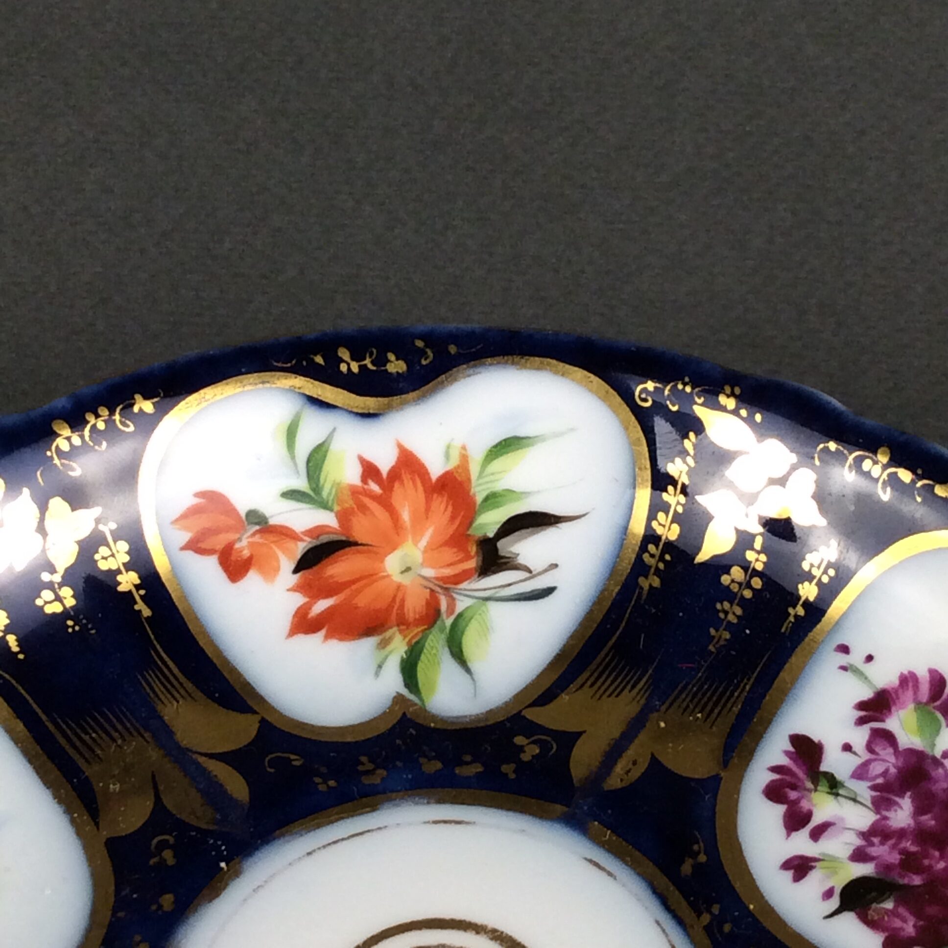 Kobaltblaue Biedermeier Sammeltasse, Fa. Pirkenhammer, Böhmen, um 1850 – Bild 11