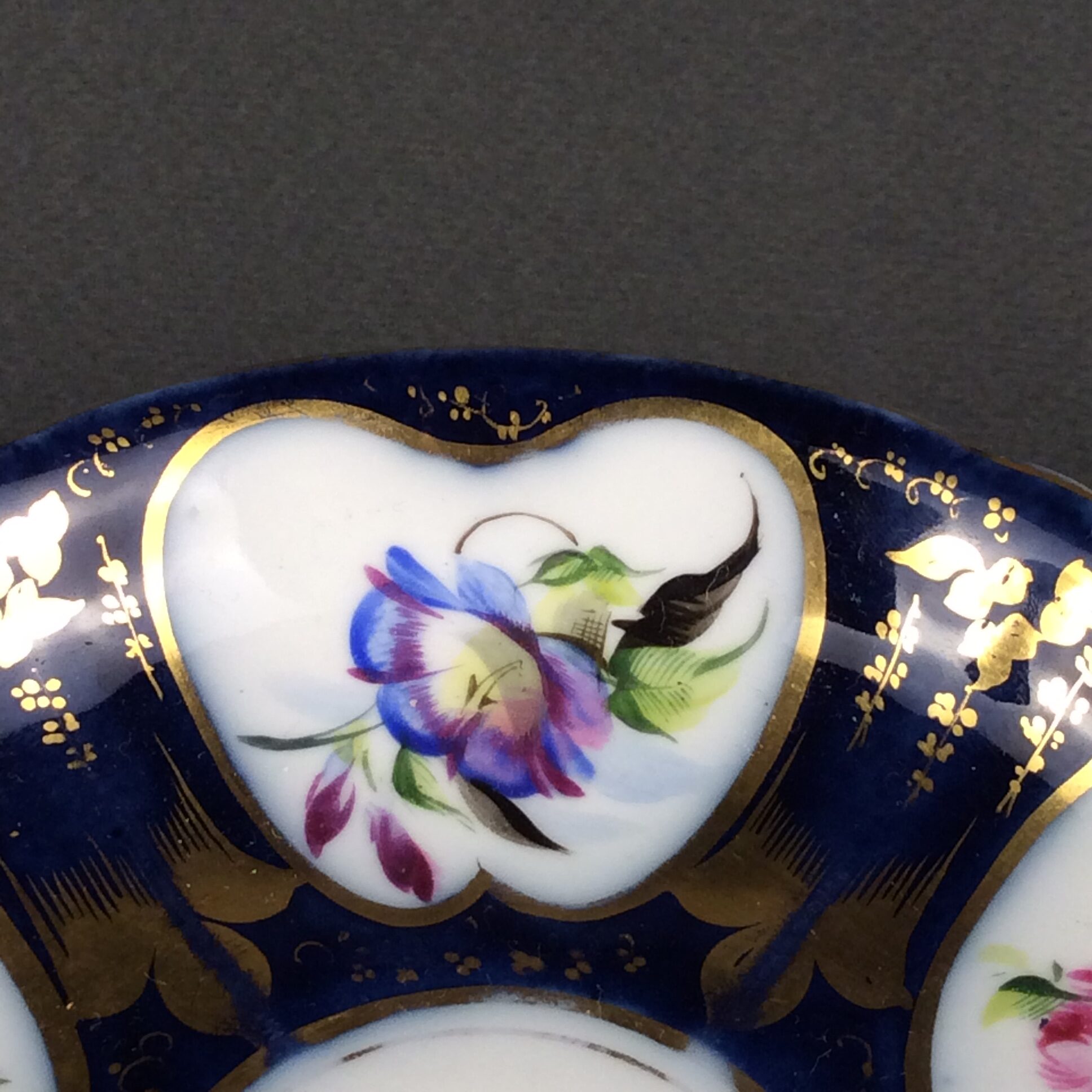 Kobaltblaue Biedermeier Sammeltasse, Fa. Pirkenhammer, Böhmen, um 1850 – Bild 10