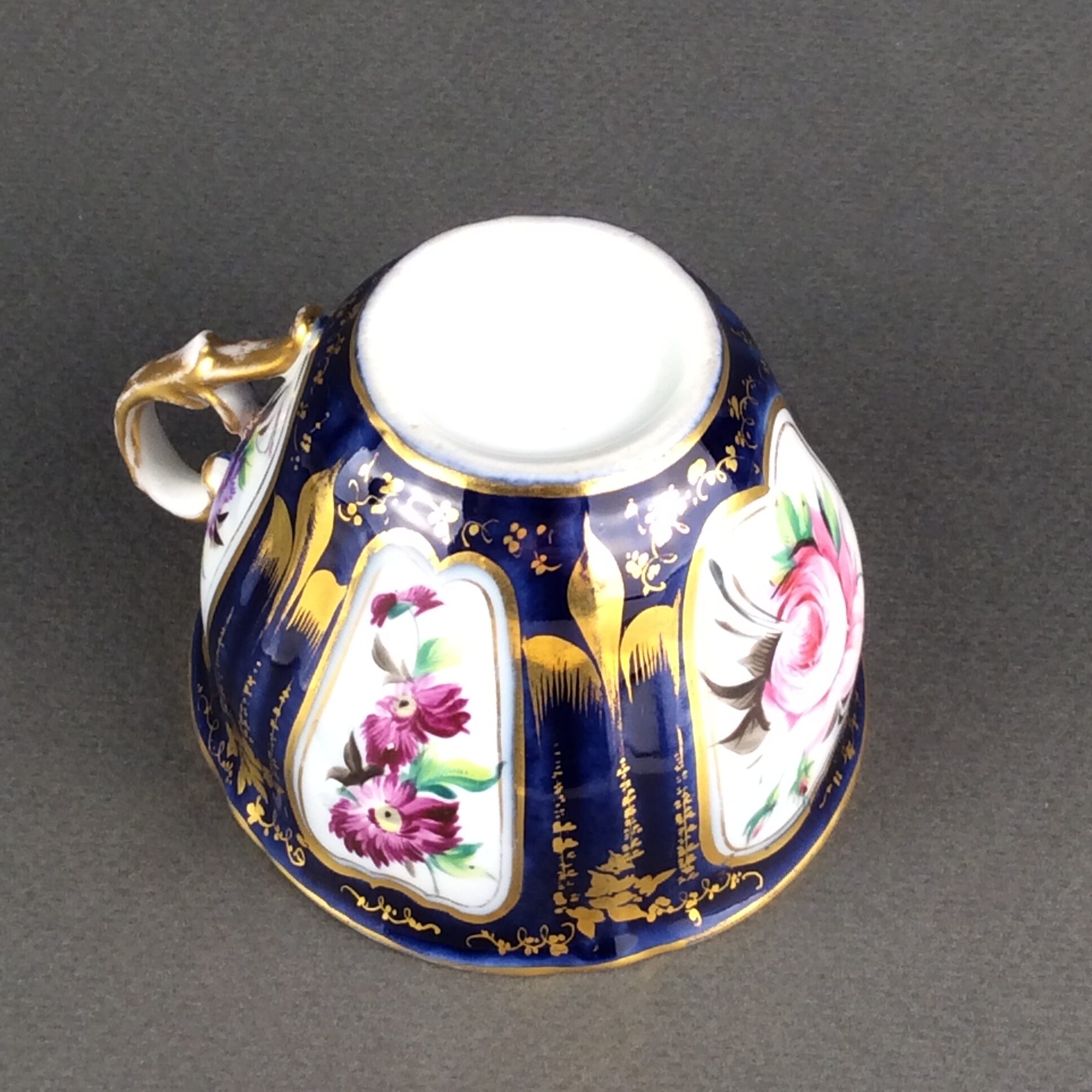 Kobaltblaue Biedermeier Sammeltasse, Fa. Pirkenhammer, Böhmen, um 1850 – Bild 6
