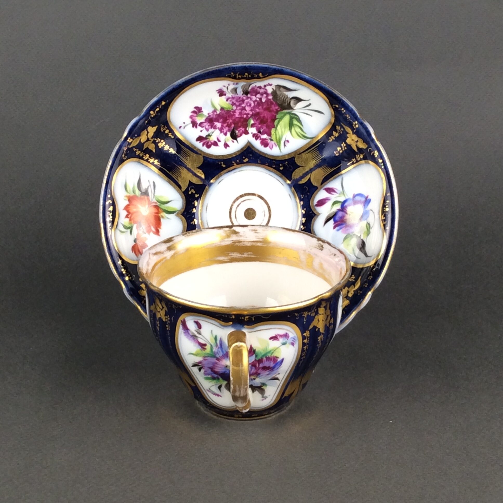 Kobaltblaue Biedermeier Sammeltasse, Fa. Pirkenhammer, Böhmen, um 1850