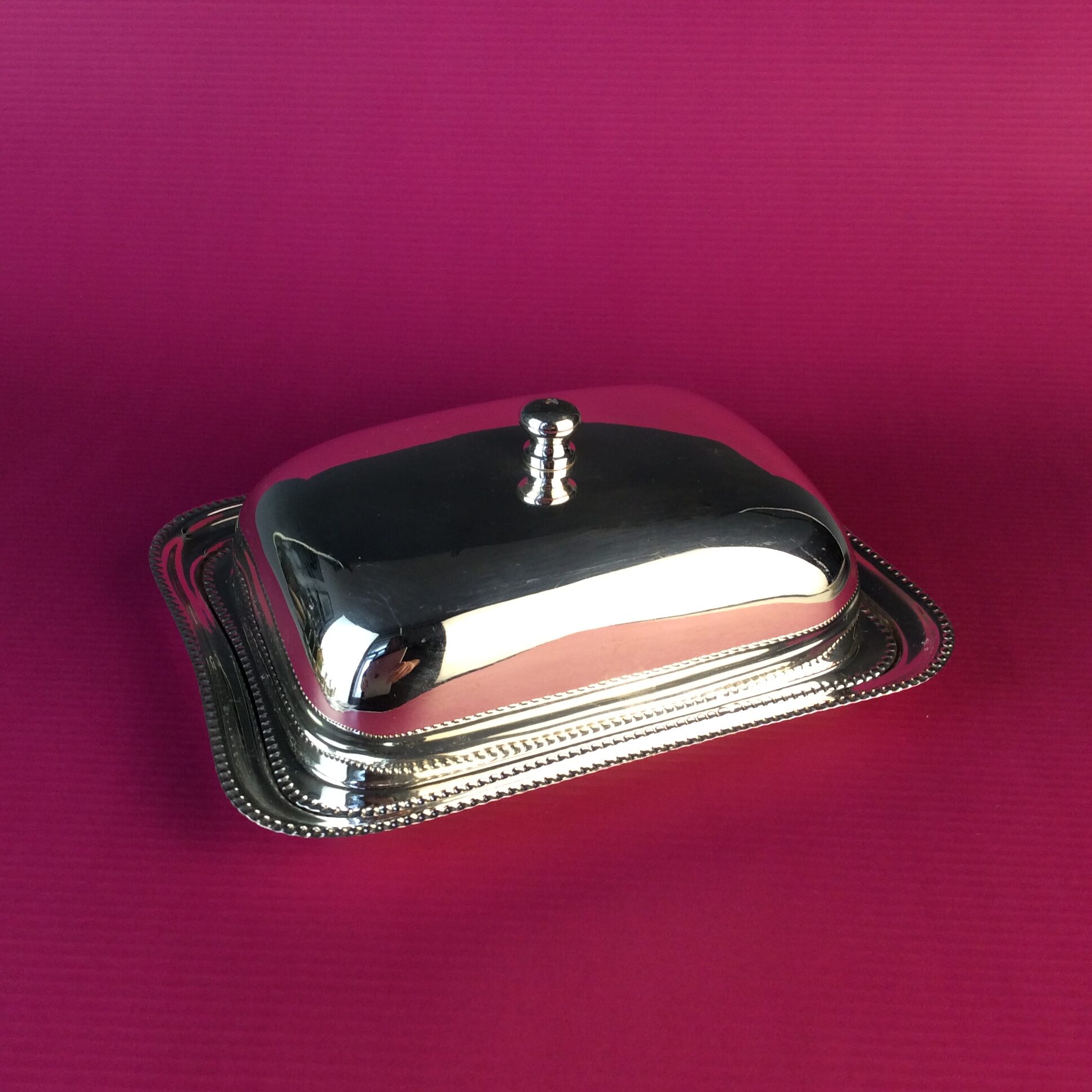 Große versilberte Butterdose, England, um 1920