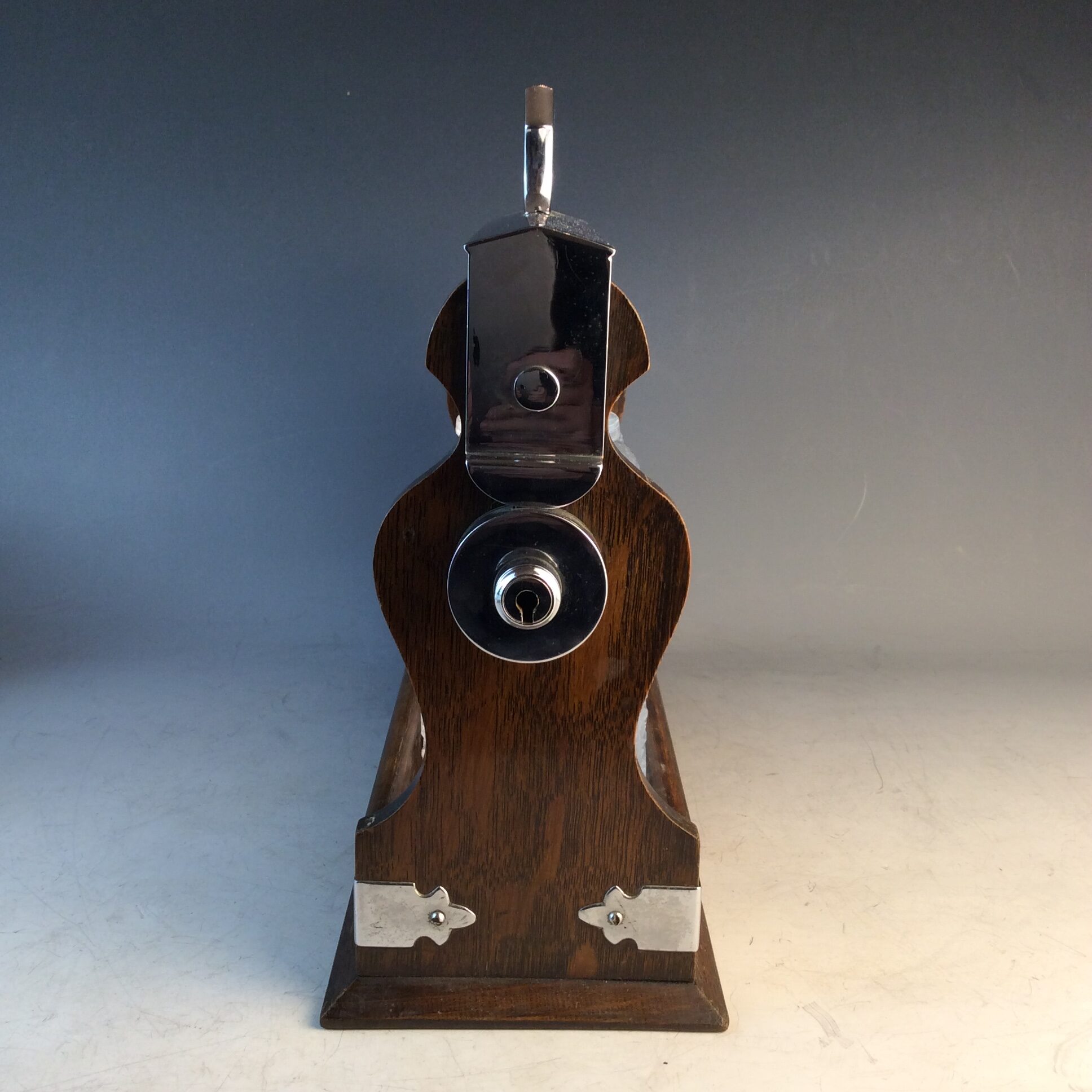 „Tantalos“ mit drei Dekantern, England, um 1900