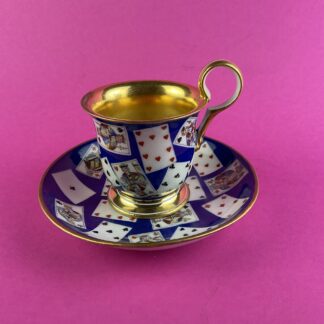 Seltene Biedermeier Tasse mit Spielkarten, Kaiserliche Porzellanmanufaktur, Wien, um 1835