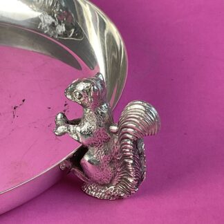 Versilberte Schale mit Eichhörnchen, Fa. Viners, England, um 1940