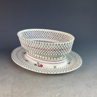 Ovaler Biedermeier Gitterkorb auf Présentoir, Porzellanmanufaktur Wien, um 1800