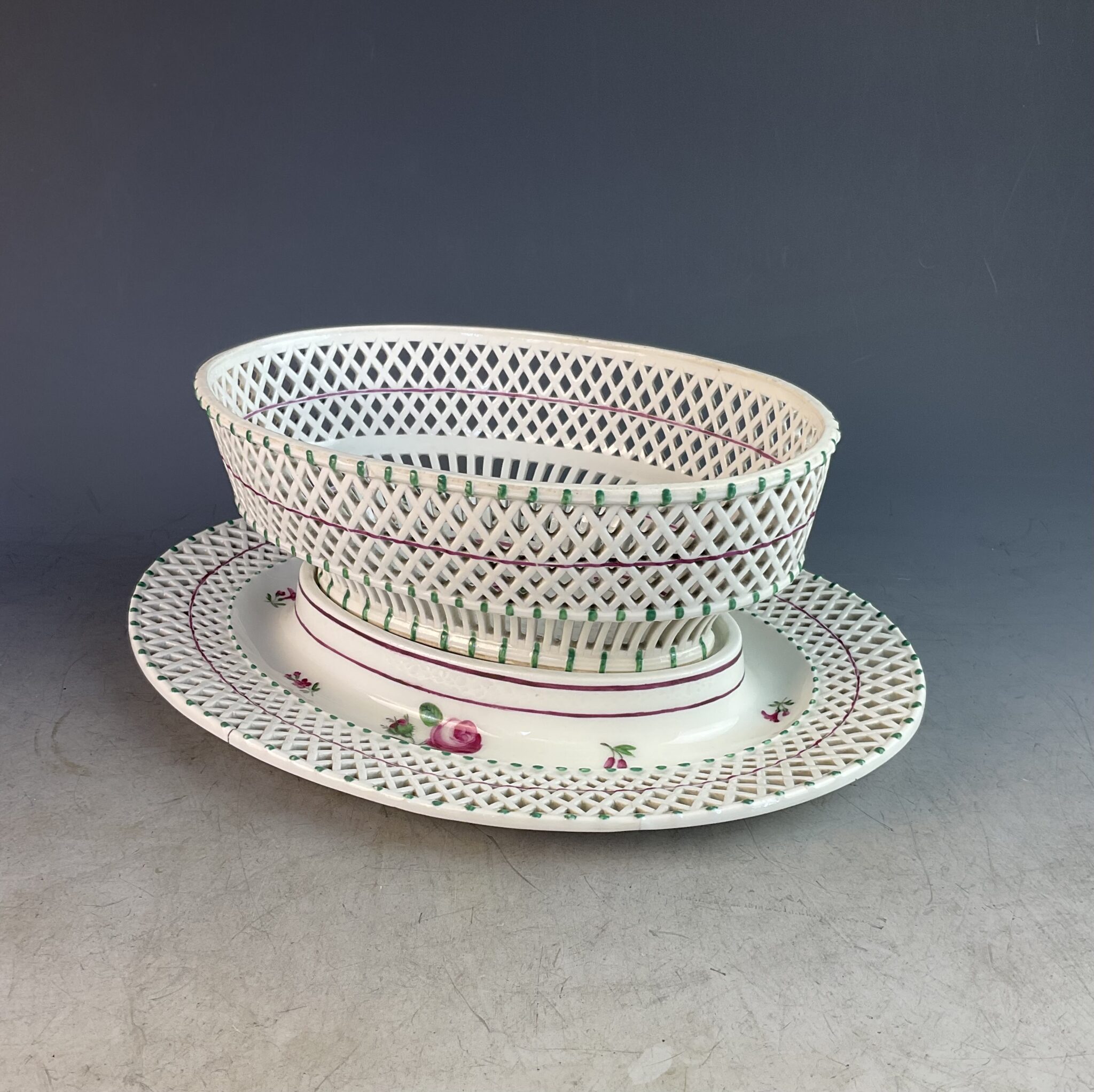 Ovaler Biedermeier Gitterkorb auf Présentoir, Porzellanmanufaktur Wien, um 1800