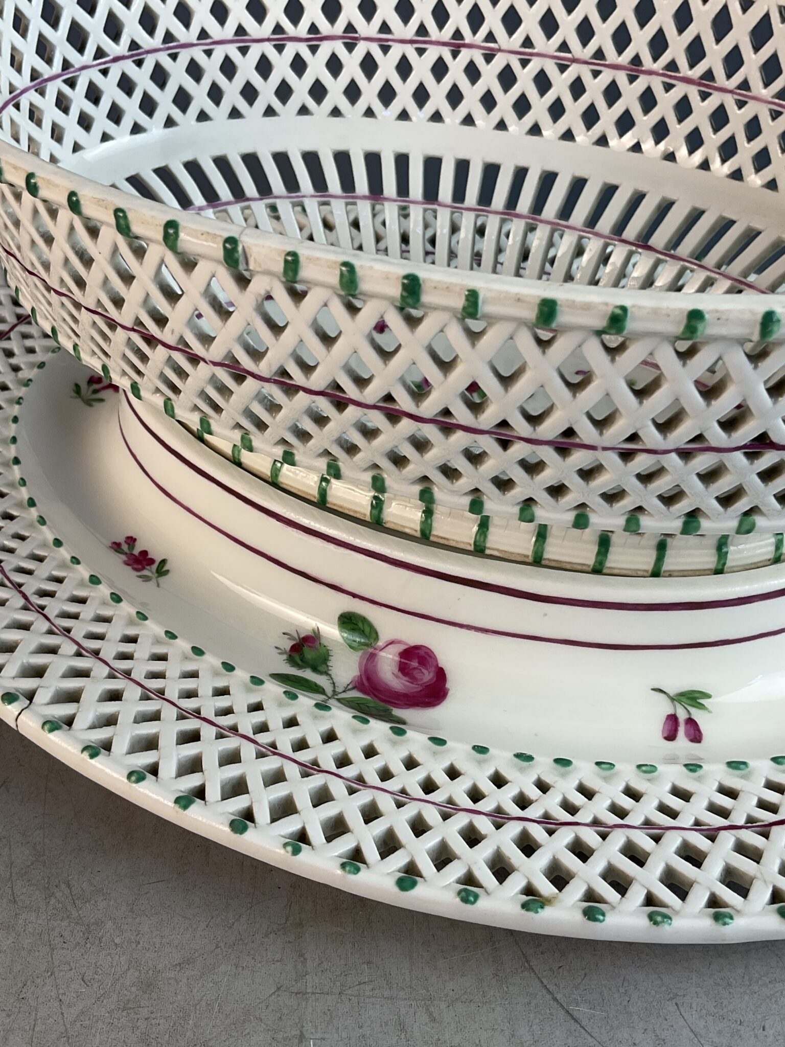 Ovaler Biedermeier Gitterkorb auf Présentoir, Porzellanmanufaktur Wien, um 1800 – Bild 2