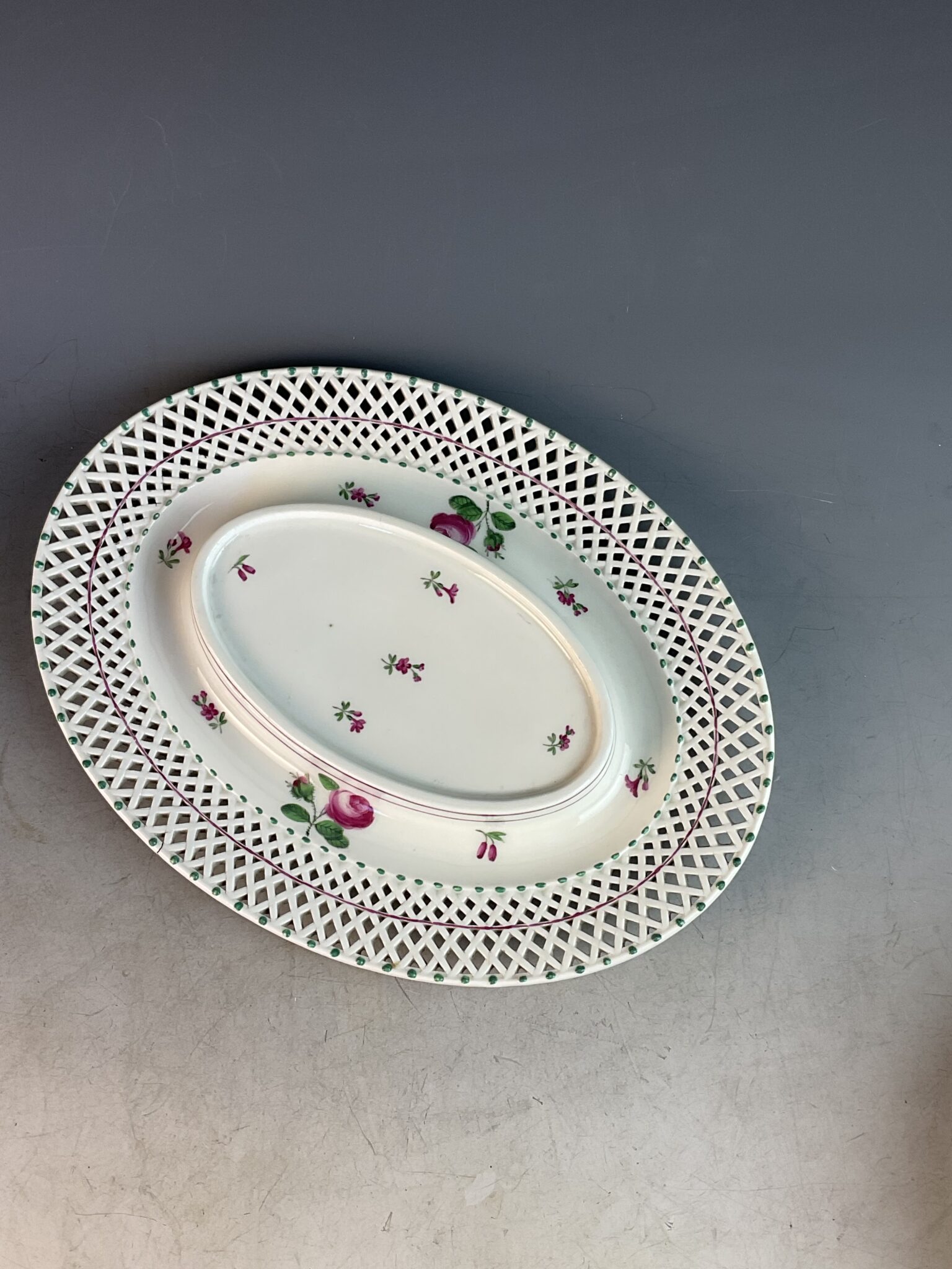 Ovaler Biedermeier Gitterkorb auf Présentoir, Porzellanmanufaktur Wien, um 1800 – Bild 4