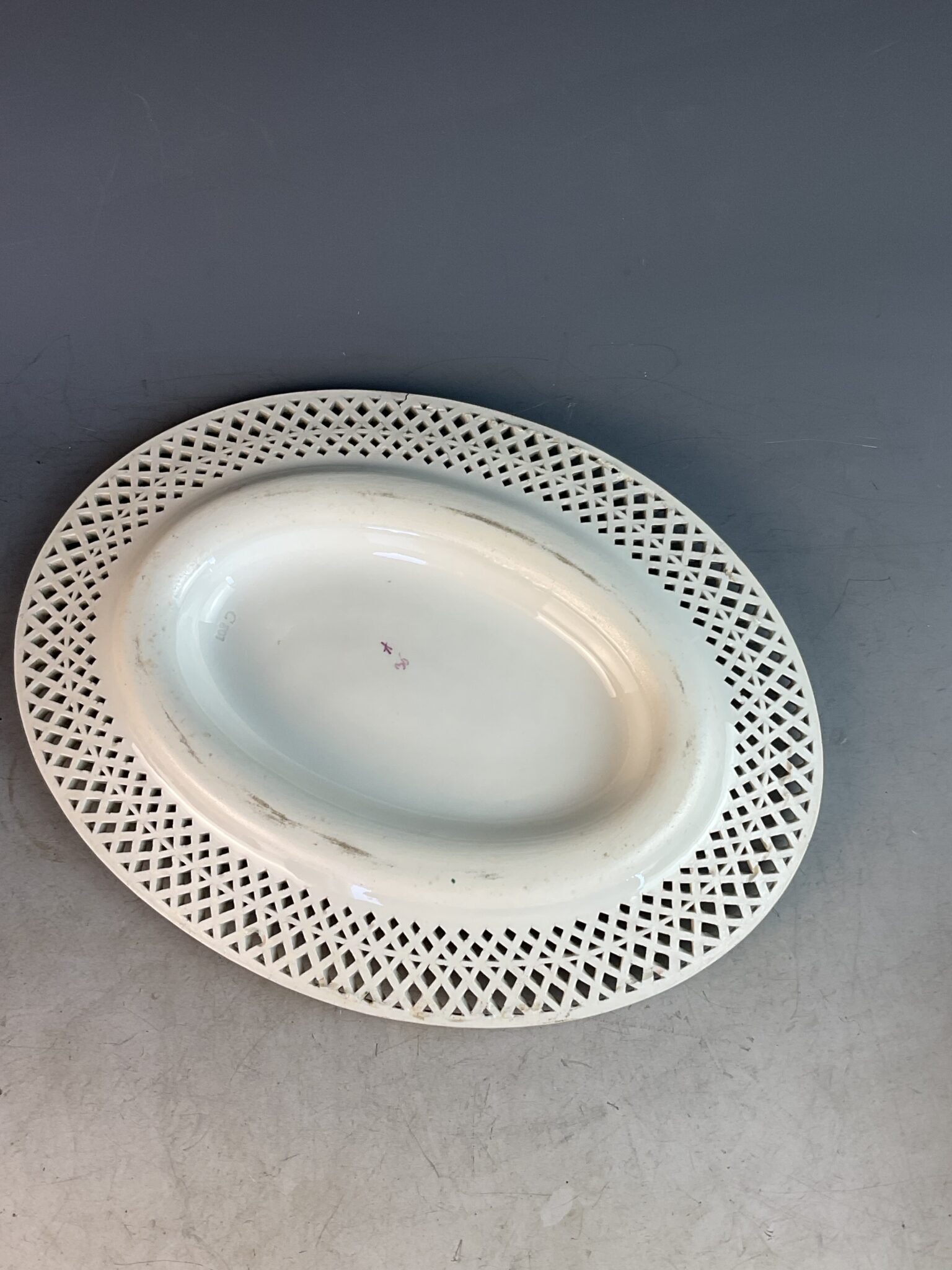 Ovaler Biedermeier Gitterkorb auf Présentoir, Porzellanmanufaktur Wien, um 1800 – Bild 5