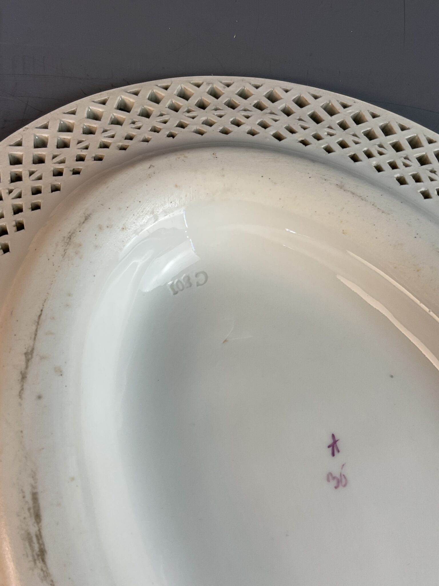 Ovaler Biedermeier Gitterkorb auf Présentoir, Porzellanmanufaktur Wien, um 1800 – Bild 6