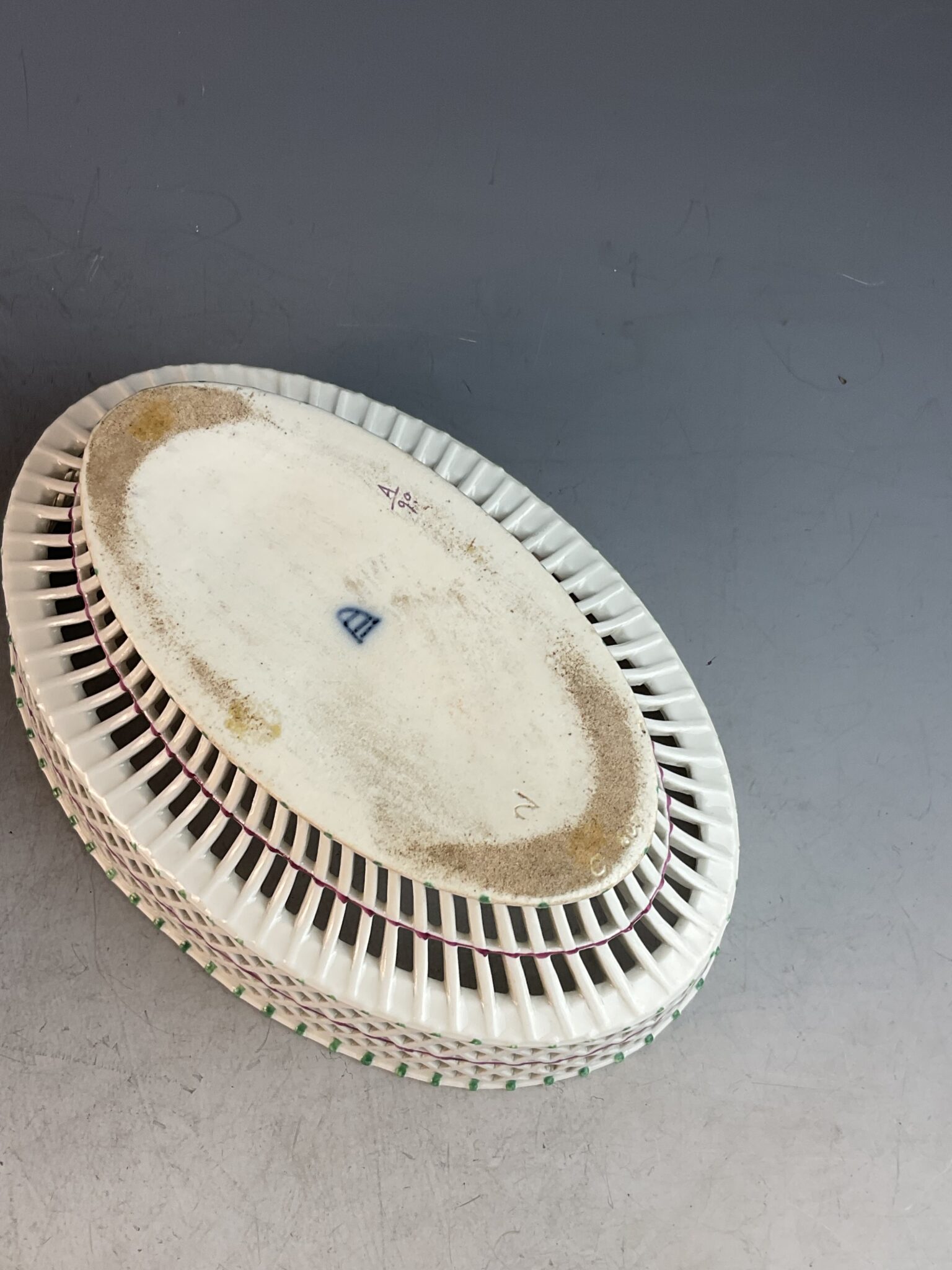 Ovaler Biedermeier Gitterkorb auf Présentoir, Porzellanmanufaktur Wien, um 1800 – Bild 3