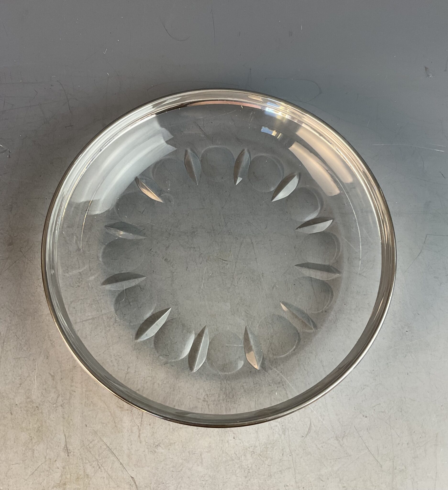 4 geschliffene Glasteller mit Silbermontierung, Böhmen, 19. Jahrhundert – Bild 3