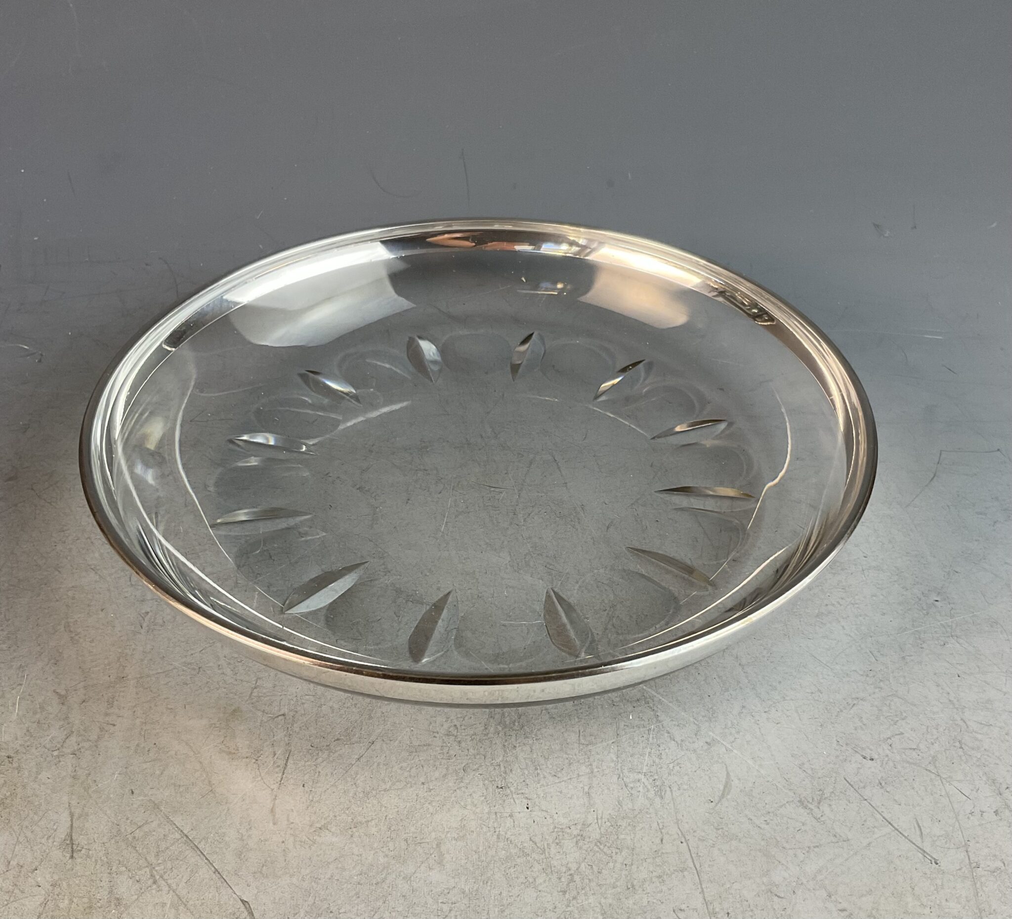 4 geschliffene Glasteller mit Silbermontierung, Böhmen, 19. Jahrhundert – Bild 4