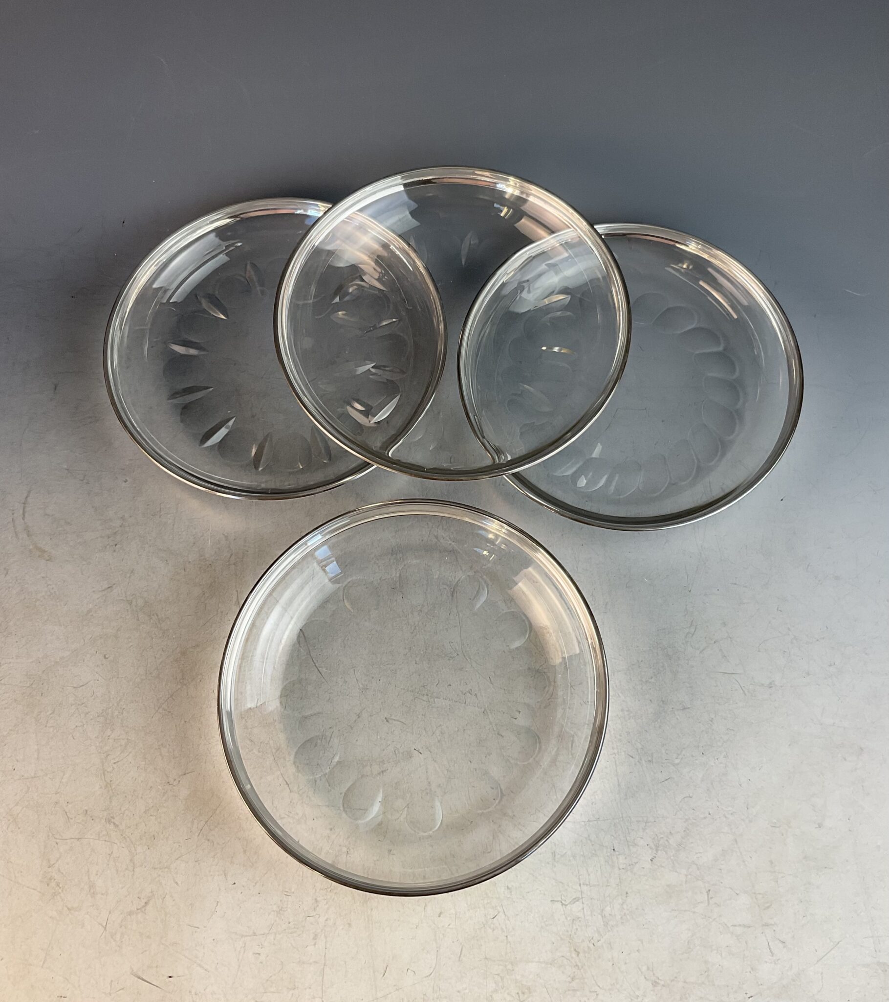 4 geschliffene Glasteller mit Silbermontierung, Böhmen, 19. Jahrhundert – Bild 2