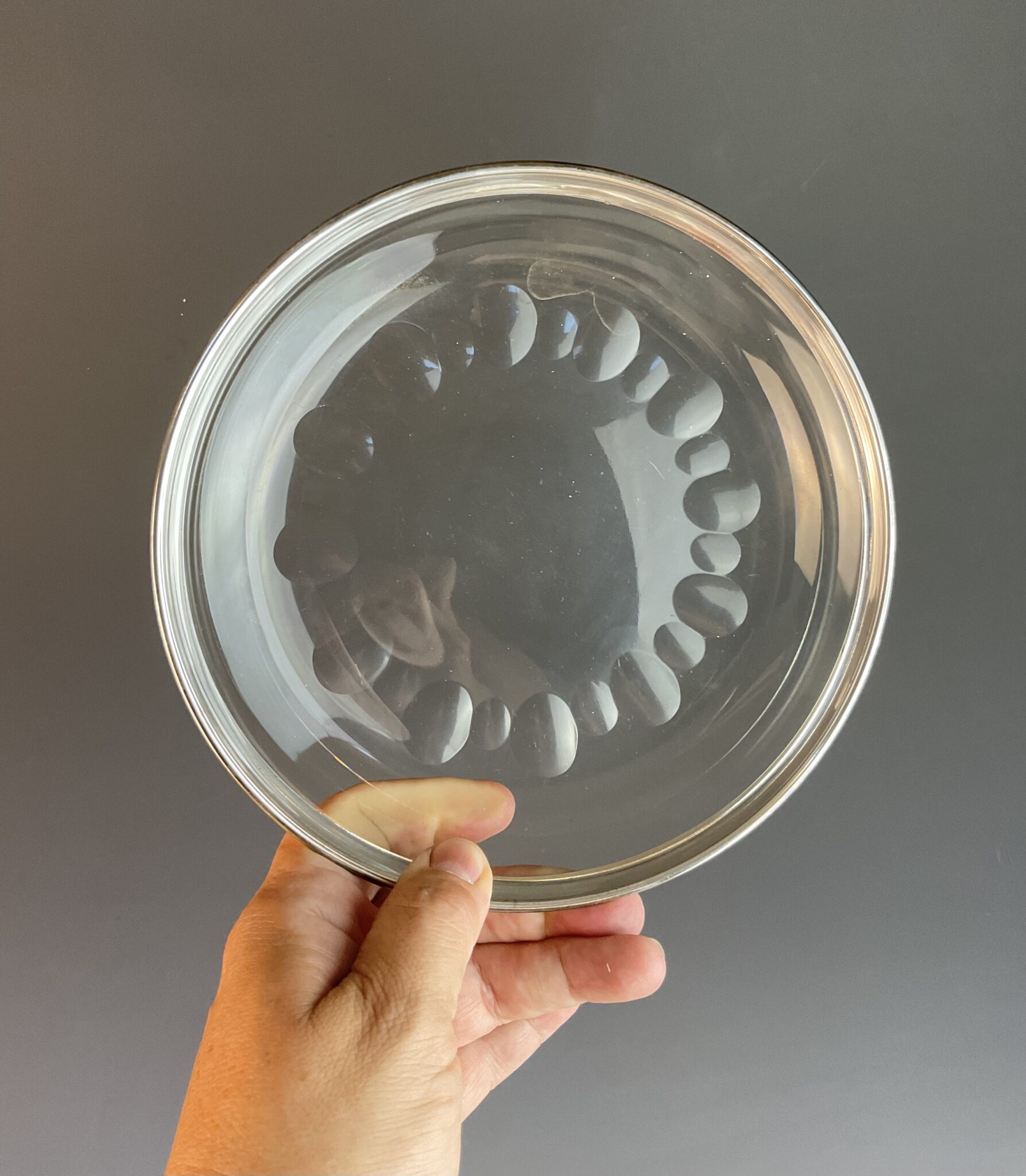 4 geschliffene Glasteller mit Silbermontierung, Böhmen, 19. Jahrhundert