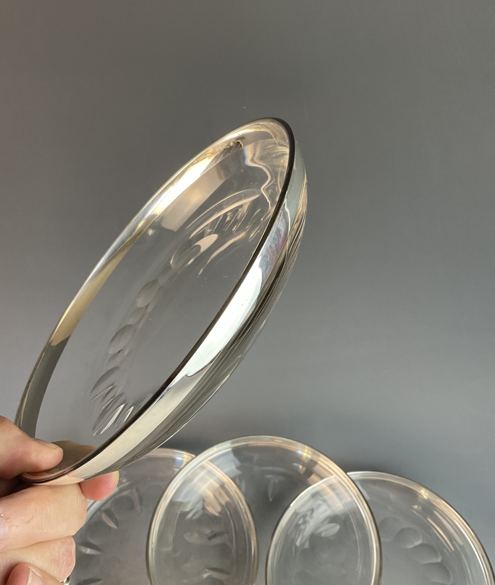 4 geschliffene Glasteller mit Silbermontierung, Böhmen, 19. Jahrhundert – Bild 5