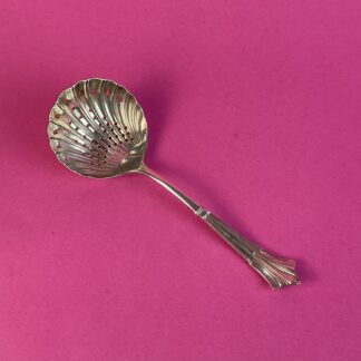 Versilberter Zuckerstreulöffel, England, Ende 19. Jahrhundert