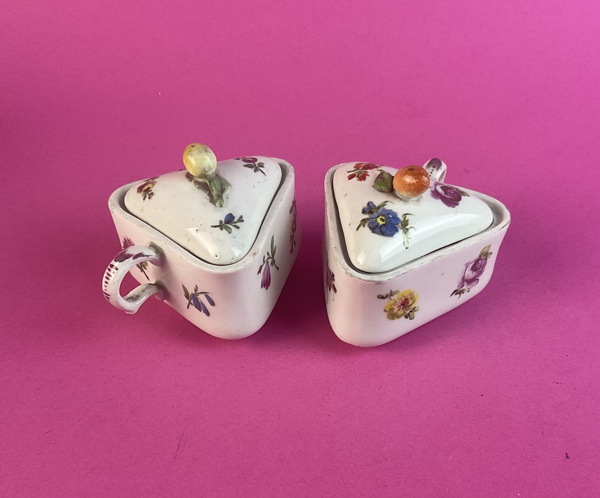 Paar Rokoko Deckelgefäße, Porzellanmanufaktur Wien, um 1760 – Bild 2