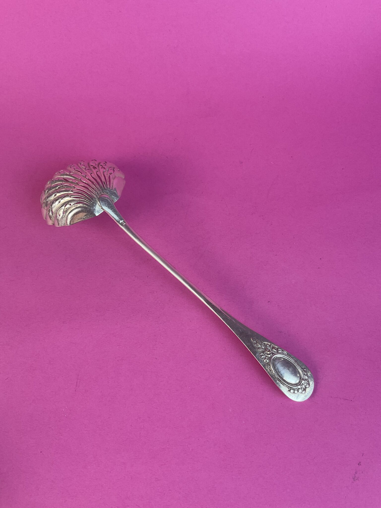 Versilberter Historismus Zuckerstreulöffel, Frankreich, um 1900 – Bild 2