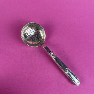 Versilberter Historismus Zuckerstreulöffel, Frankreich, um 1880