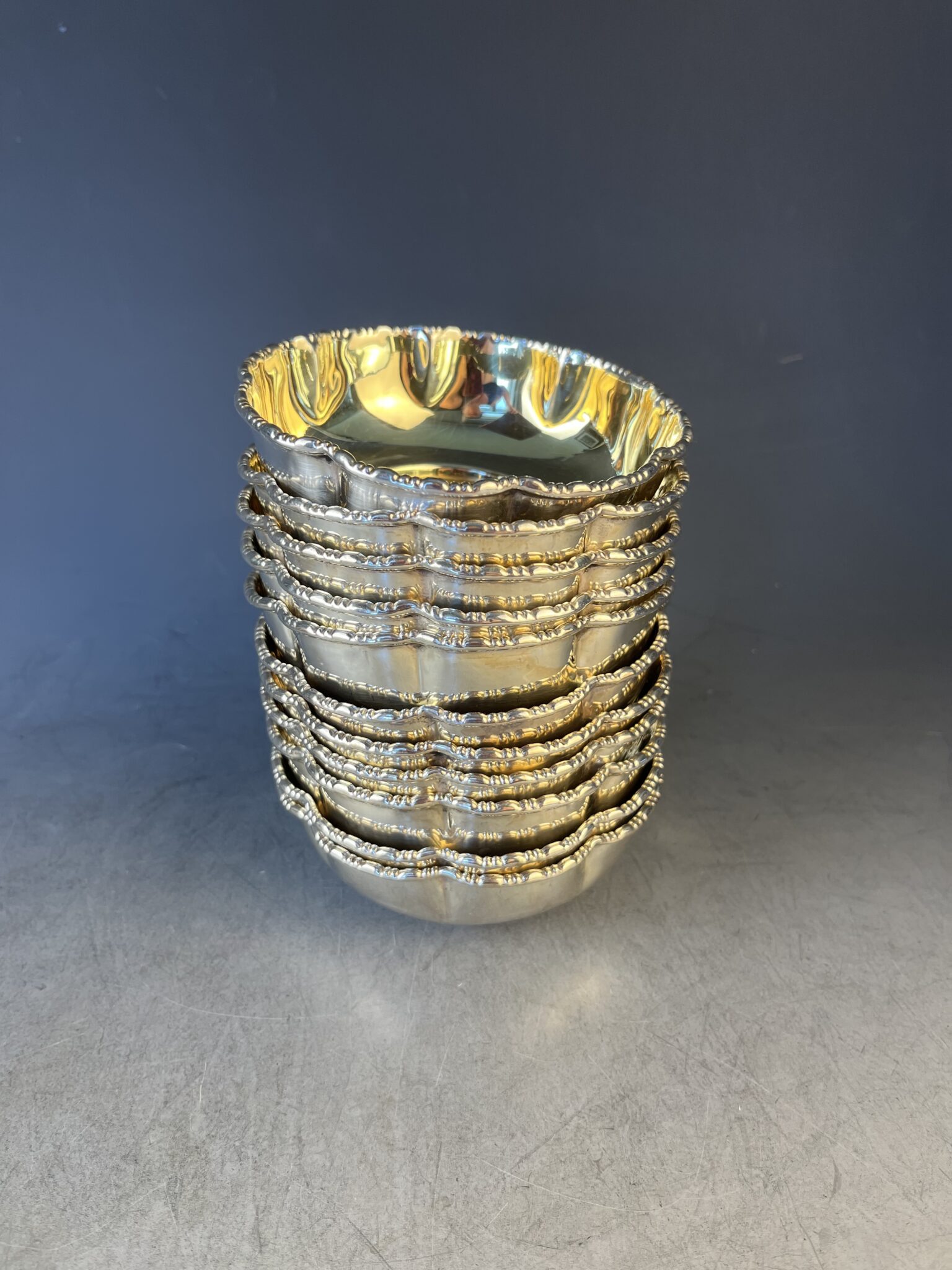 12 versilberte Schalen, England, Ende 19. Jahrhundert – Bild 4