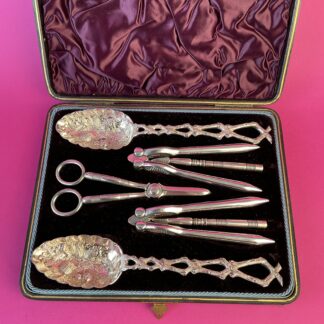 Umfangreiches versilbertes Nuss-Service in Etui, England, um 1900
