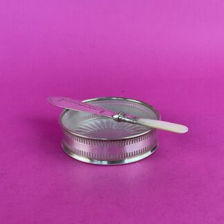 Versilberte Jugendstil Butterschale mit Buttermesser, England, um 1900
