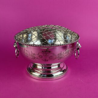 Versilberte Blumensteckvase mit Löwenköpfen, England, um 1900
